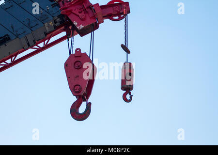 Große und kleine Haken mit Kran. Stockfoto