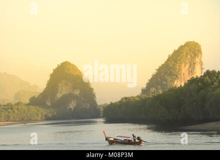 Kleines Fischerboot Segel, das Meer am Morgen mit Hintergrund mountian. Stockfoto