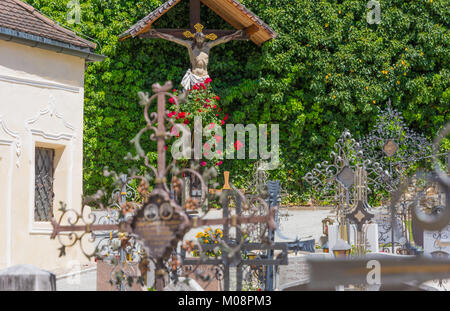 Varna in Bozen, Südtirol, Italien, 25. Mai 2017: kleine Friedhof an der Augustiner Chorherren Kloster Abbazia di Neustift in Localed Stockfoto