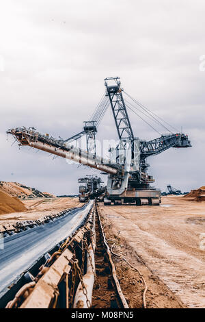 Steinkohlenbergbau. Riesenrad der Schaufelradbagger. Langes Förderband Transport von Erz Stockfoto