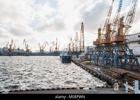 Odessa, Ukraine - Jan 13, 2018: Hafen Kräne im Hafen von Odessa/Odessa Marine Handel Hafen am Schwarzen Meer. Stockfoto