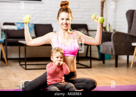 Mutter mit ihrem Baby Sohn zu Hause Stockfoto