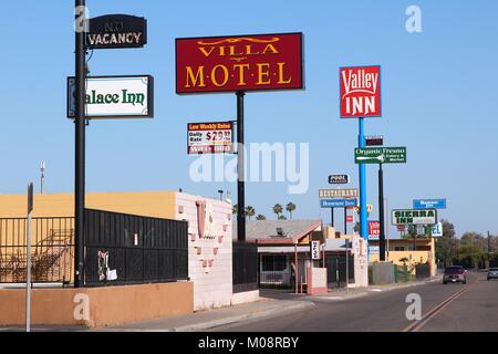 FRESNO, Vereinigte Staaten - 12 April 2014: Motel row in Fresno, Kalifornien. Es gibt etwa 150 Motels in Fresno, die 5. größte Stadt in Kalifornien. Stockfoto