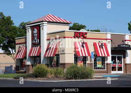 FRESNO, Vereinigte Staaten - 12 April 2014: KFC Fastfood Restaurant in Fresno, Kalifornien. Dezember 2013 KFC hatte 18,875 Verkaufsstellen in 118 Ländern. Stockfoto