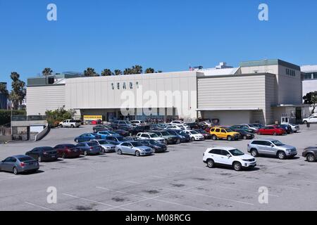 SANTA MONICA, VEREINIGTE STAATEN - 6. APRIL 2014: die Menschen besuchen Sears Stores in Santa Monica, Kalifornien. Sears war der 12. größte Einzelhändler in den Vereinigten S Stockfoto