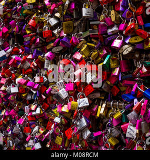 VERONA, ITALIEN - Juni 02, 2014: Schlösser attachted an die Mauer von Julias Haus in Verona als Beweis der Liebe Stockfoto