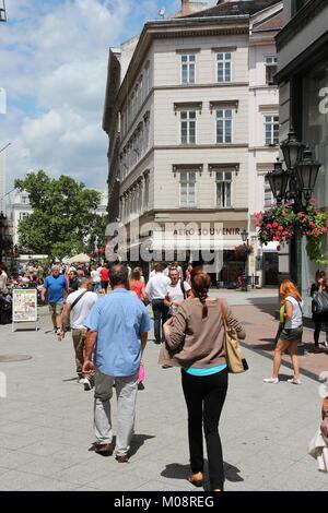 BUDAPEST, UNGARN, 22. JUNI 2014: die Menschen besuchen Váci utca in Budapest. 3,3 Millionen Menschen leben im Großraum Budapest. Es ist die größte Stadt Stockfoto