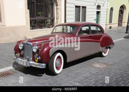 BUDAPEST, Ungarn - 20. JUNI 2014: Classic Jaguar Mark IX in Budapest geparkt. Es wurde 1959-1961 als großen Luxus Auto produziert. Stockfoto