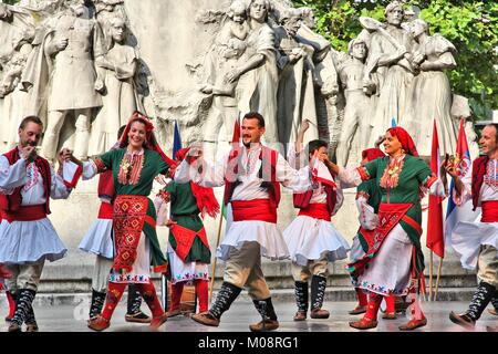 BUDAPEST, Ungarn - 19. JUNI 2014: bulgarischen Volkstanzgruppe JANTRA führt auf der Straße in Budapest. Die Gruppe führt seit 1996. Stockfoto