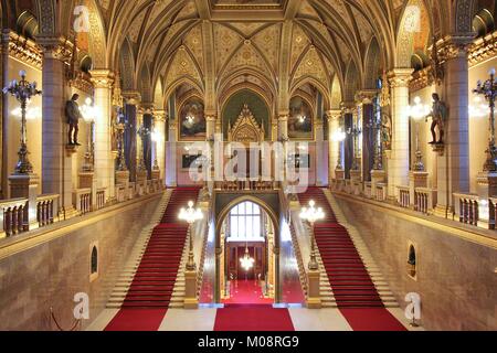 BUDAPEST, Ungarn - 19. JUNI 2014: Innenansicht der Parlamentsgebäude in Budapest. Das Gebäude wurde 1905 fertiggestellt und ist im neugotischen Stil Stockfoto