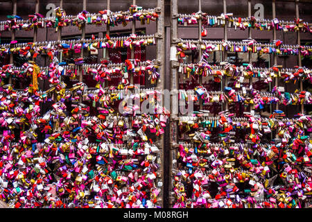 Viele bunte Liebe Vorhängeschlösser an der Wand von Julias Haus, Verona, Italien Stockfoto