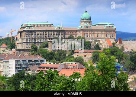 Budapest, Ungarn - Skyline der Stadt mit der Burg von Buda. Altstadt Luftbild. Stockfoto