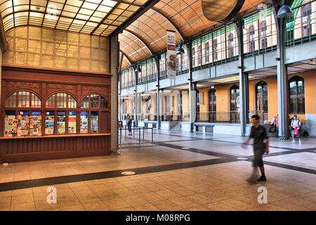 WROCLAW, Polen - Juli 6, 2014: die Menschen besuchen Wroclaw Glowny Bahnhof in Breslau. Das Gebäude stammt aus dem Jahr 1857. Es ist der verkehrsreichste Bahnhof in Stockfoto