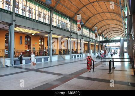 WROCLAW, Polen - Juli 6, 2014: die Menschen besuchen Wroclaw Glowny Bahnhof in Breslau. Das Gebäude stammt aus dem Jahr 1857. Es ist der verkehrsreichste Bahnhof in Stockfoto