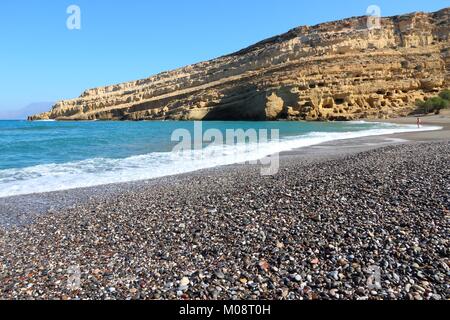 Küste der Insel Kreta in Griechenland. Kiesstrand von berühmten Matala. Es gibt alte Neolithische Höhlen in den Kalkfelsen. Stockfoto
