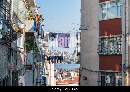 Blick auf alte Gasse mit der Galata Turm, genannt Christus Turm von GENUESISCHEN einen berühmten mittelalterlichen Sehenswürdigkeiten Architektur in Istanbul, Türkei, 15. Oktober, 2. Stockfoto