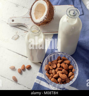 Kokosnuss und Mandelmilch. Nicht-vegane Milch trinken. Stockfoto