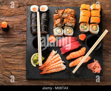 Sushi Set nigiri, Sushi und Sashimi serviert auf Stein Schiefer. Stockfoto
