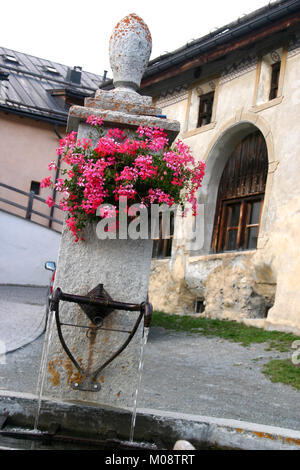 Brunnen auf den Straßen von Guarda, Schweiz Stockfoto