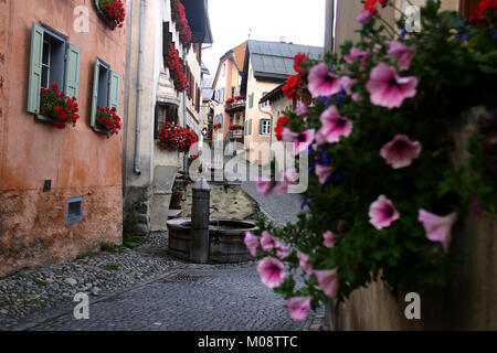 Brunnen auf den Straßen von Guarda, Schweiz Stockfoto