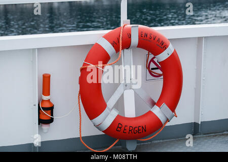 Ring Boje mit einem leichten im Notfall an Bord eines Kreuzfahrtschiffes in Norwegen Stockfoto