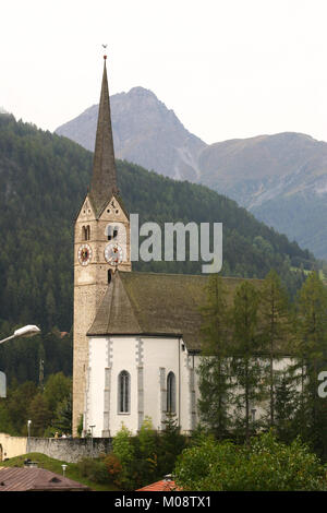 Alte Kirche in Guarda, Schweiz Stockfoto