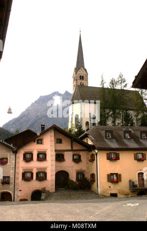 Häuser und alte Kirche in Guarda, Schweiz Stockfoto