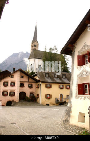 Häuser und alte Kirche in Guarda, Schweiz Stockfoto