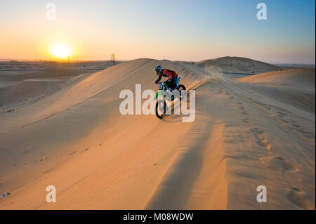 ABU DHABI, VEREINIGTE ARABISCHE EMIRATE - Jan 01, 2018: ein Mann auf einem Dirt Bike ist Reiten auf dem Hügel in der Wüste in den Vereinigten Arabischen Emiraten. Stockfoto