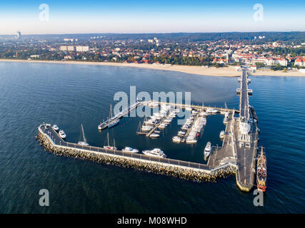 Sopot Resort in Polen. Hölzerne Seebrücke (Molo) mit Marina, Yachten, Pirate touristische Schiff, Strand, Hotels, Park und die Promenade. Luftaufnahme Stockfoto