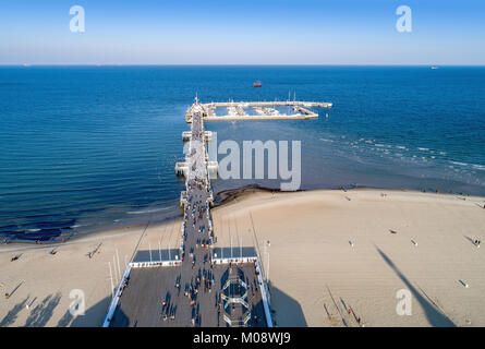 Sopot Resort in Polen. Hölzerne Seebrücke (Molo) mit Marina, Yachten, Strand, Wandern, Ferienhäuser Infrastruktur und der Promenade entfernt. Luftaufnahme. Stockfoto