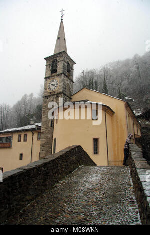Das kleine Bergdorf des Fontainemore Stockfoto