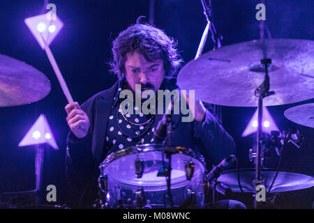 Norwegen, Oslo - November 24, 2017. Die amerikanische Indie-Rock-Band der Krieg gegen Drogen führt ein Live Konzert in Oslo Spektrum. Hier Schlagzeuger Charlie Hall gesehen wird live auf der Bühne. (Foto: Gonzales Foto - Stian S. Moller). Stockfoto