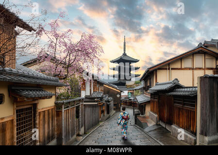 Asiatische Frauen tragen traditionelle japanische Kimono in Yasaka Pagode und Sannen Zaka Straße mit Kirschblüte in Kyoto, Japan Stockfoto