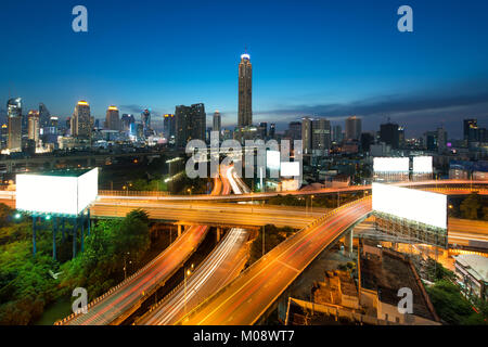 Panoramablick auf die Stadt Bangkok Gebäude moderne Geschäftsviertel mit Expressway in der Innenstadt in der Dämmerung in Bangkok, Thailand. Stockfoto