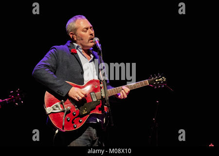 Die englische Alternative Rock Band Tindersticks führt ein Live Konzert im Chateau Neuf in Oslo. Hier Musiker, Sänger und Songwriter Stuart Staples führt die Band von der Bühne. Norwegen, 23/04 2016. Stockfoto