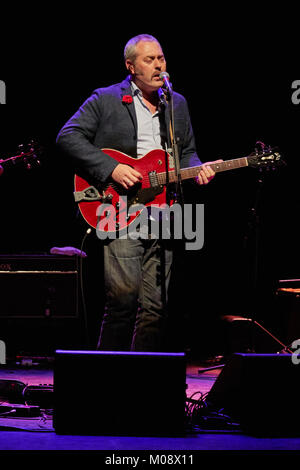 Die englische Alternative Rock Band Tindersticks führt ein Live Konzert im Chateau Neuf in Oslo. Hier Musiker, Sänger und Songwriter Stuart Staples führt die Band von der Bühne. Norwegen, 23/04 2016. Stockfoto