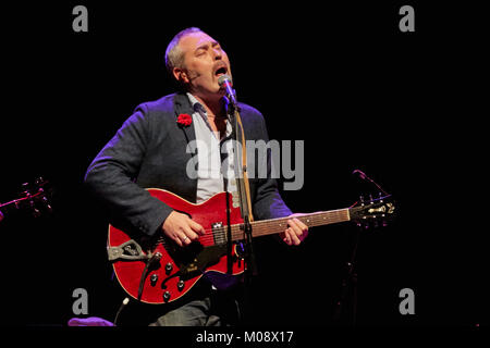 Die englische Alternative Rock Band Tindersticks führt ein Live Konzert im Chateau Neuf in Oslo. Hier Musiker, Sänger und Songwriter Stuart Staples führt die Band von der Bühne. Norwegen, 23/04 2016. Stockfoto