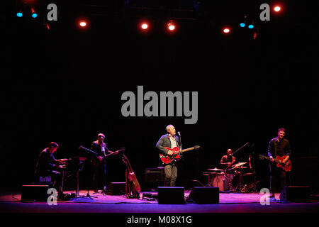 Die englische Alternative Rock Band Tindersticks führt ein Live Konzert im Chateau Neuf in Oslo. Hier Musiker, Sänger und Songwriter Stuart Staples führt die Band von der Bühne. Norwegen, 23/04 2016. Stockfoto