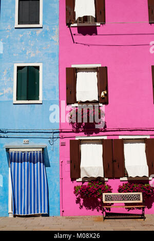 Rosa und Blau angeschlossenen Häuser in Insel Burano, Venedig, Italien. Stockfoto