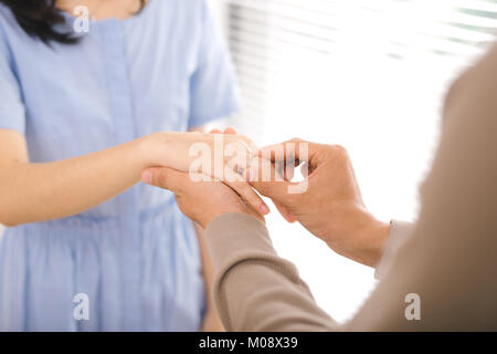 Paar in der Liebe. Mann, Ring an Hand seiner Frau. Stockfoto