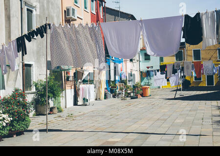 Wäsche aufhängen in einem leeren Hinterhof in Insel Burano, Venedig, Italien Stockfoto