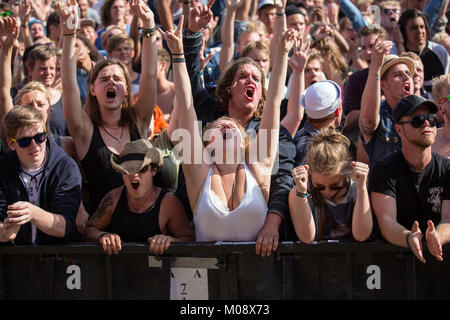 Enthusiastisch und energiegeladene Musik Fans und Festivalbesucher genießen Sie ein Live Konzert mit der Norwegischen Hard Rock und Punk Rock Band Turbonegro bei den Danish Music festival Roskilde Festival 2013. Dänemark, 05/07 2013. Stockfoto