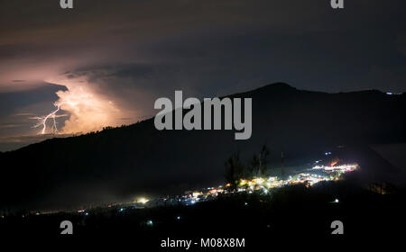 Gewitter und Beleuchtung über kleine Dorf in der Nähe von Mount Bromo, Indonesien Stockfoto