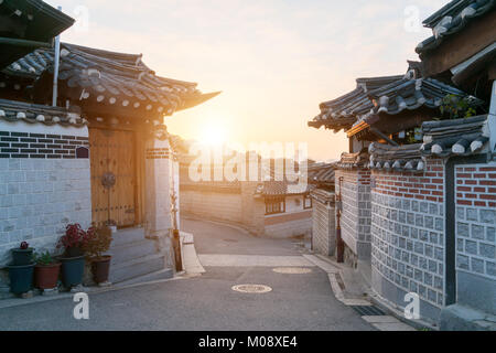 Traditionelle koreanische Architektur Bukchon Hanok Village in Seoul, Südkorea. Stockfoto