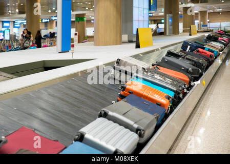 Koffer oder Gepäck mit Förderband am Flughafen. Stockfoto