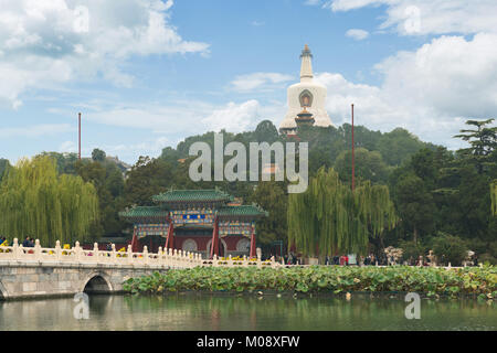Blick auf Jade Insel mit Weißen Pagode im Beihai Park in Peking, China Stockfoto