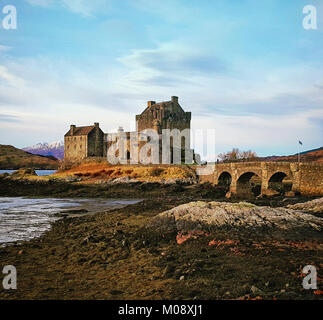 Eilean Donan Castle im westlichen Hochland von Schottland ist ein Magnet für Touristen nach Schottland. Stockfoto