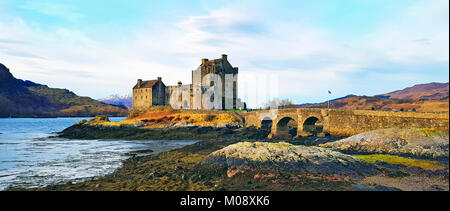 Eilean Donan Castle im westlichen Hochland von Schottland ist ein Magnet für Touristen nach Schottland. Stockfoto