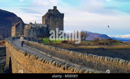 Eilean Donan Castle im westlichen Hochland von Schottland ist ein Magnet für Touristen nach Schottland. Stockfoto